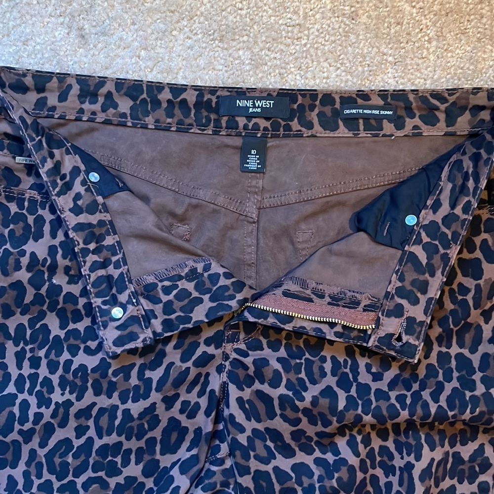 9 West high rise leopard print l🐆 stretch jeans with tapered legs, size 10 - Picture 3 of 6